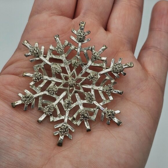 Vintage Silver Tone Open Work Textured Intricate Snowflake Brooch Pin Holiday - Picture 8 of 8